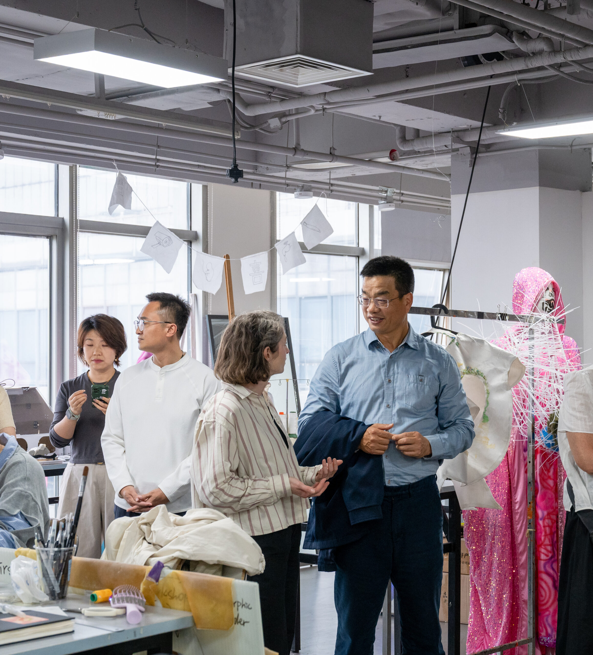 服装设计工作室里的参观交流