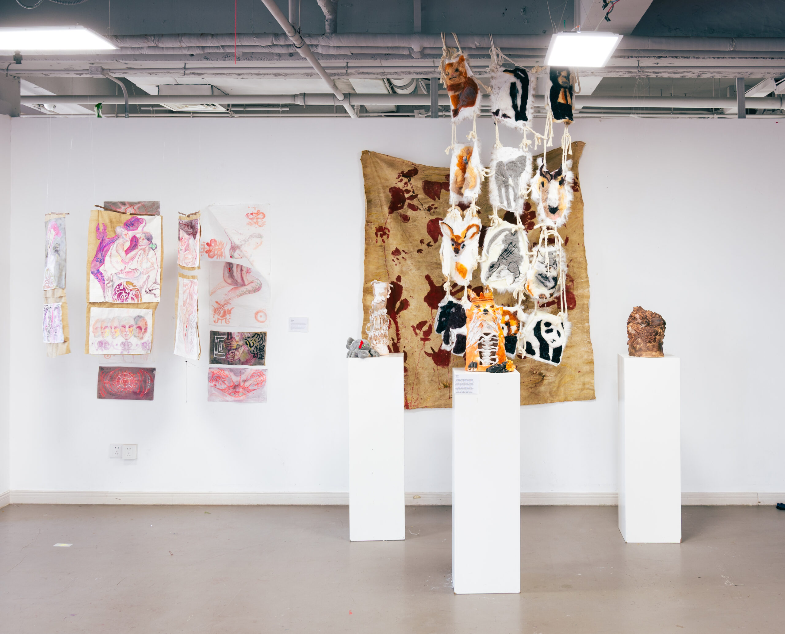 展览现场的综合材料与装置作品展示