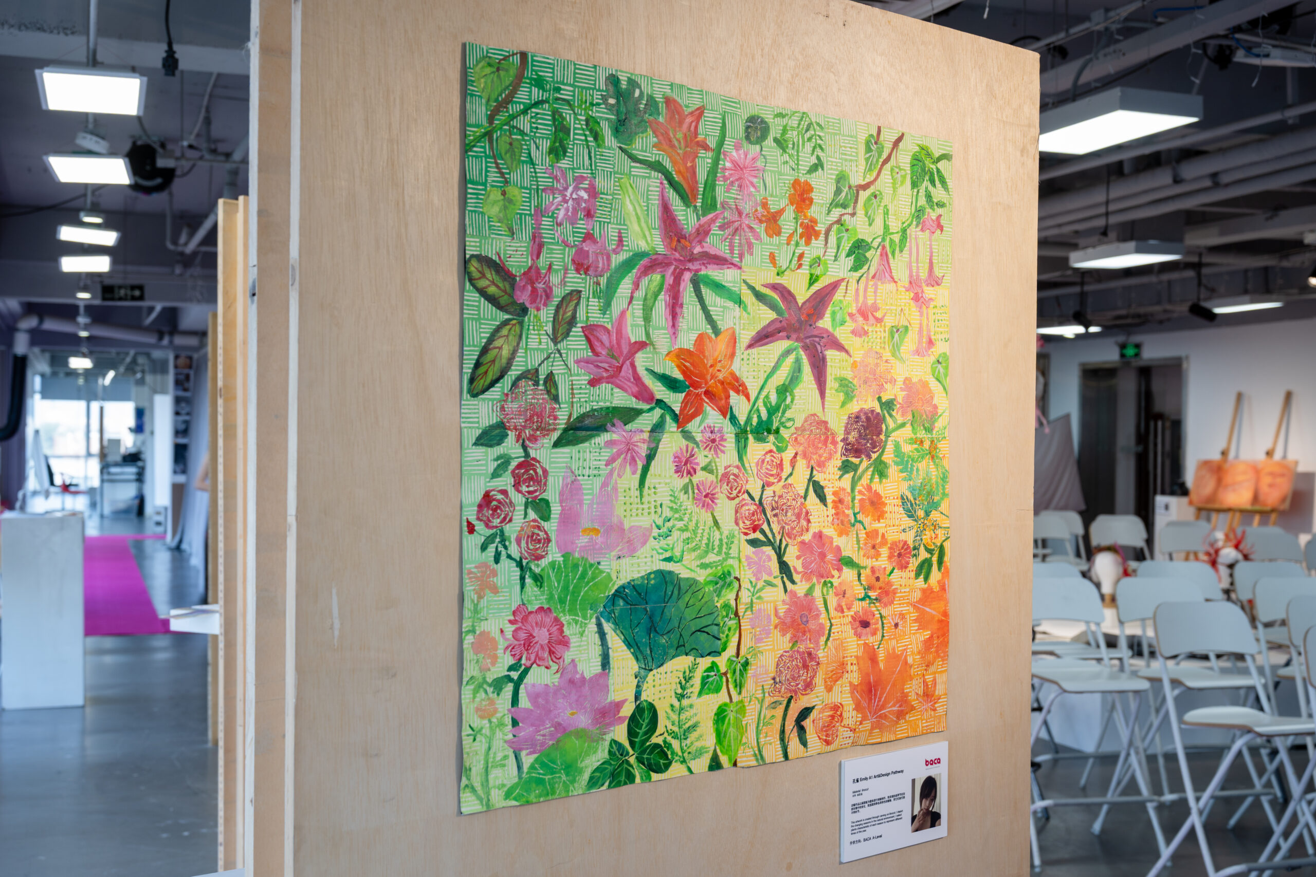 展厅墙面上的花卉画作特写与展签