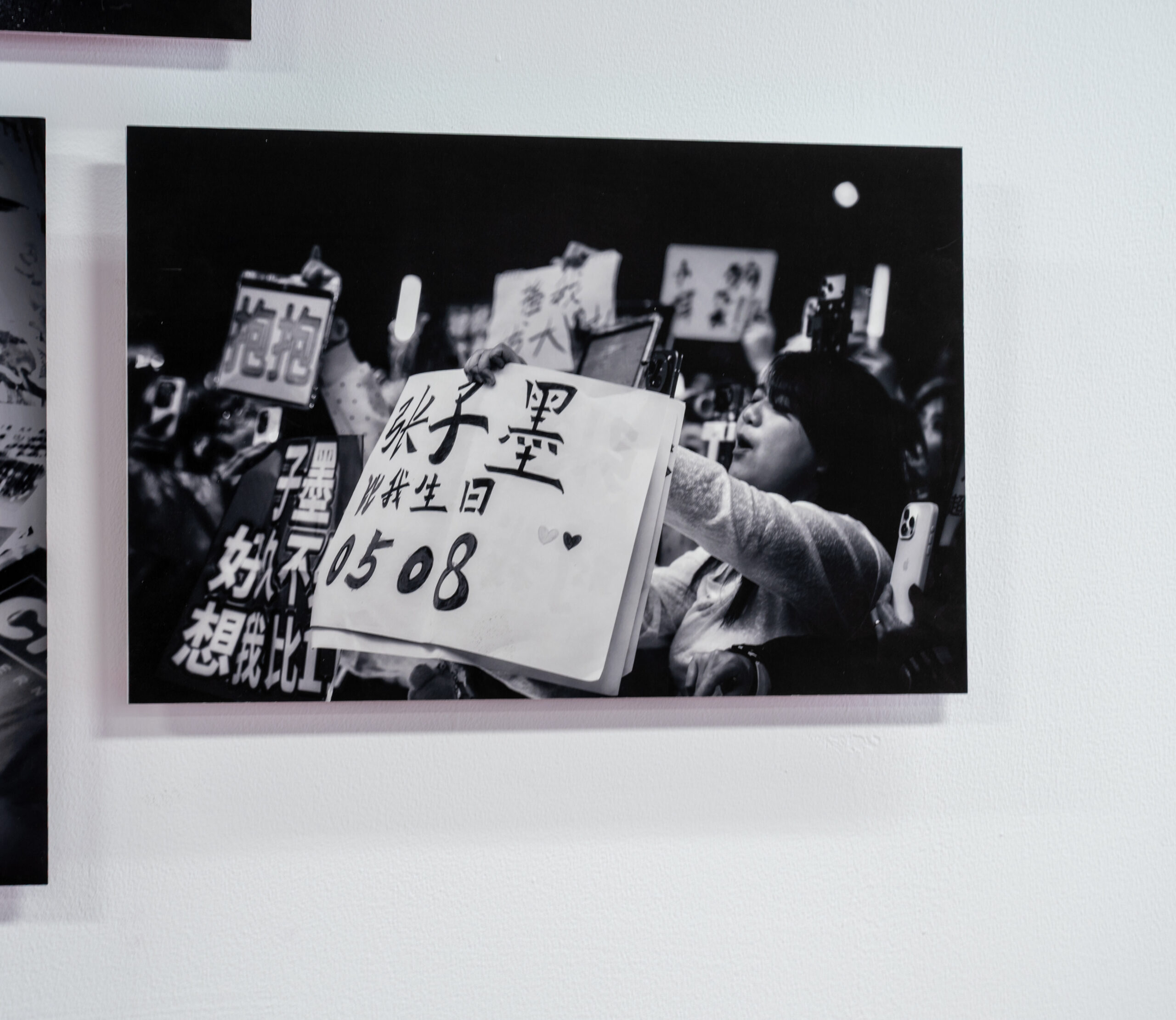 墙面展示的黑白摄影作品