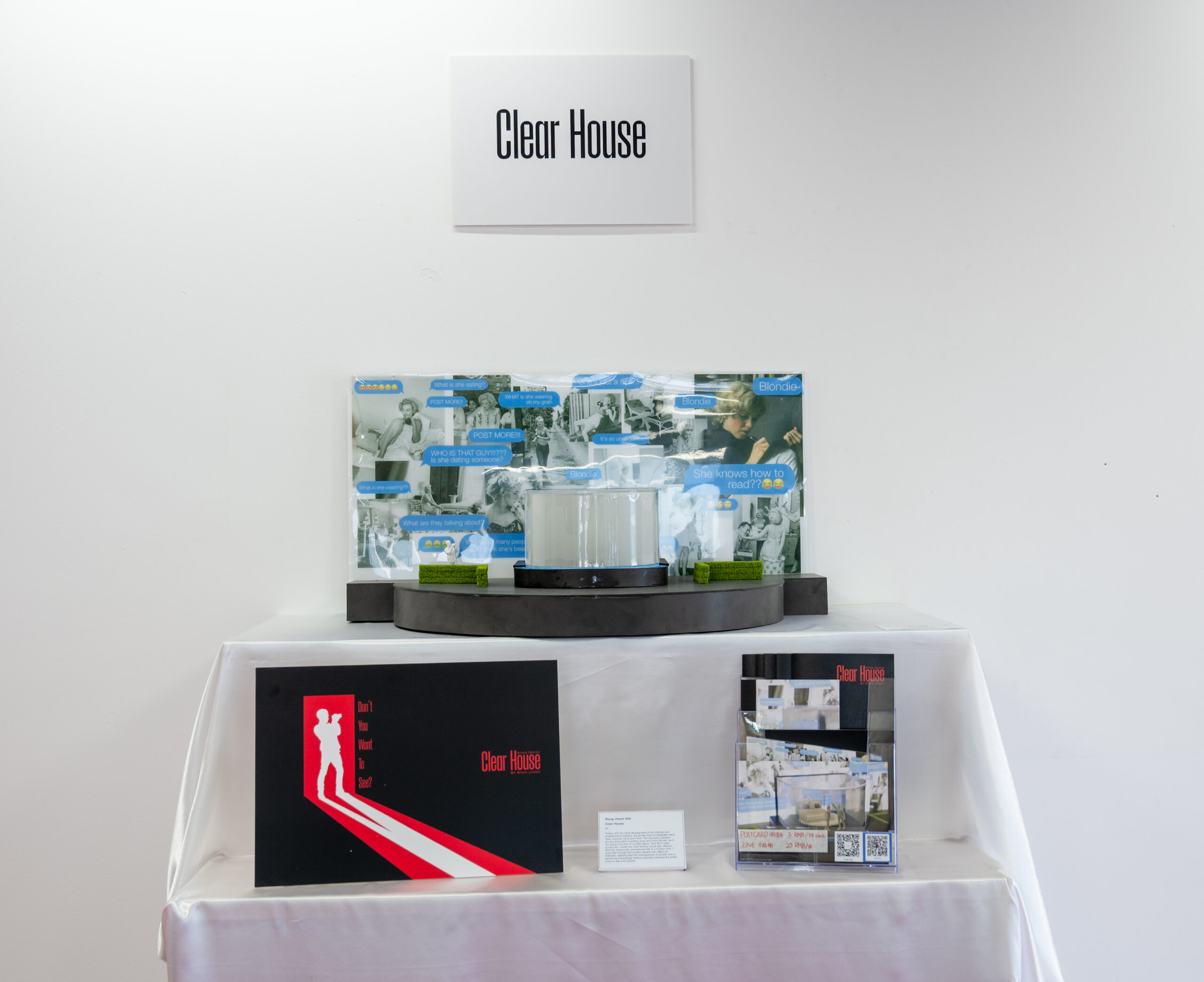 学生作品展示台和宣传册陈列