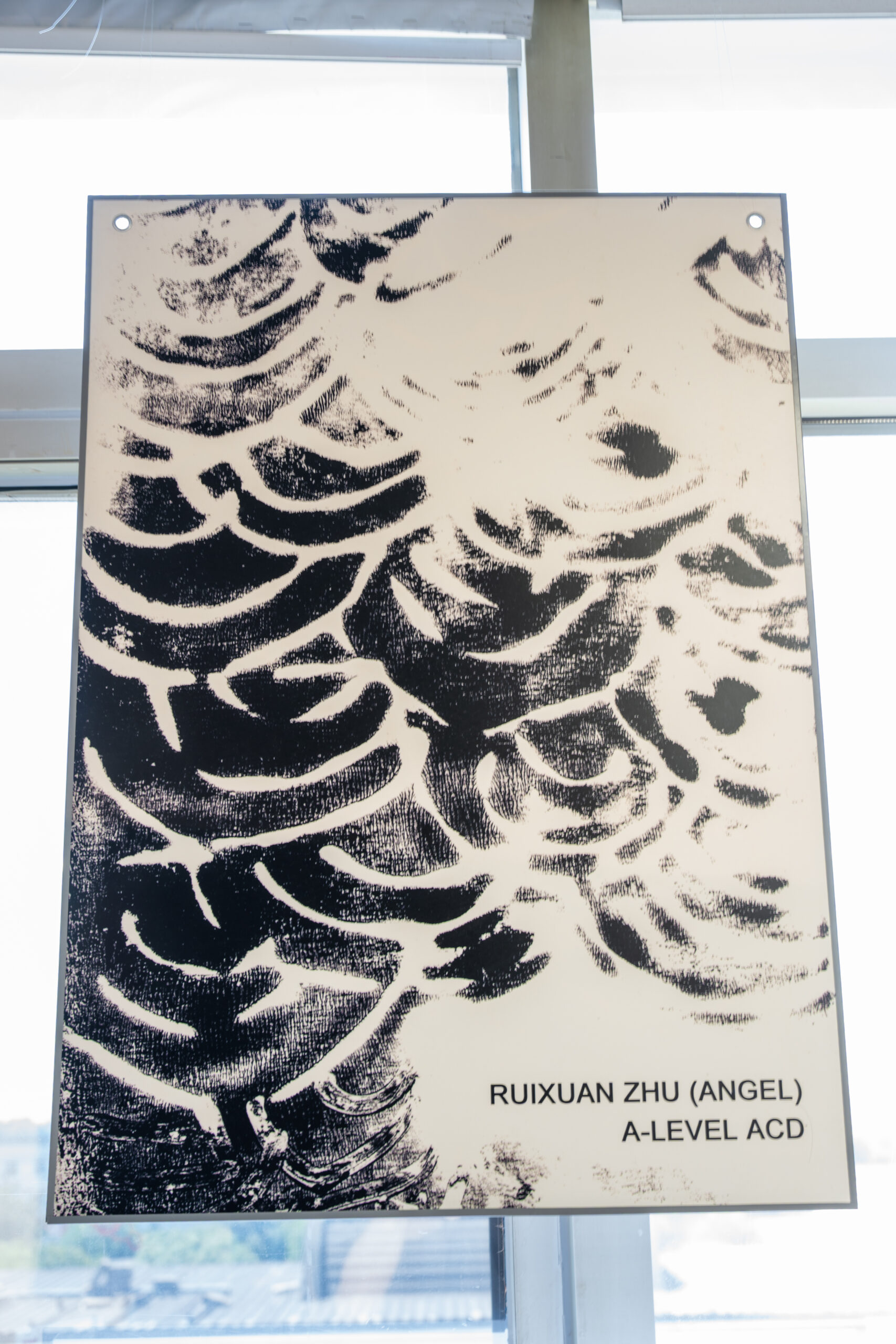 学生完成的抽象绘画作品悬挂展示