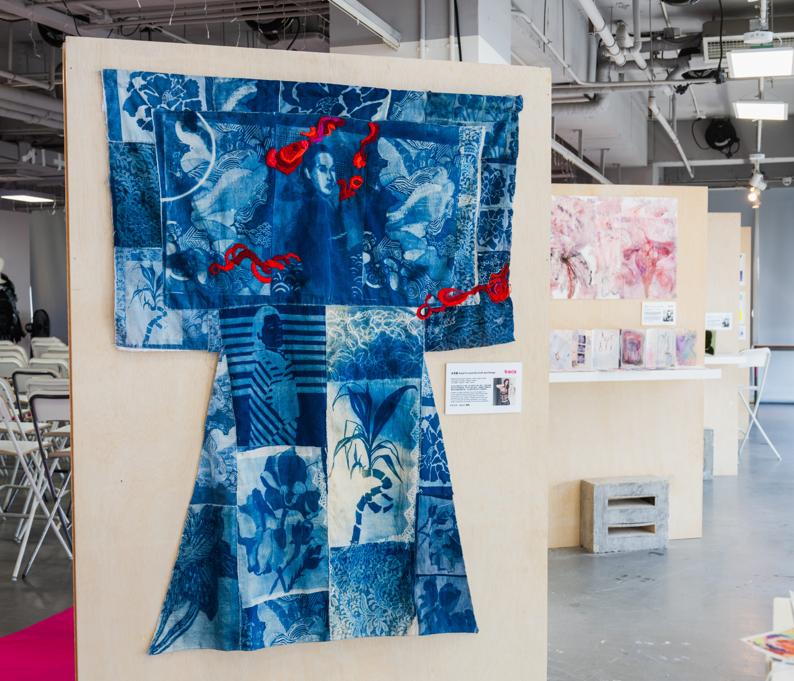 学生完成的蓝白拼布服装作品