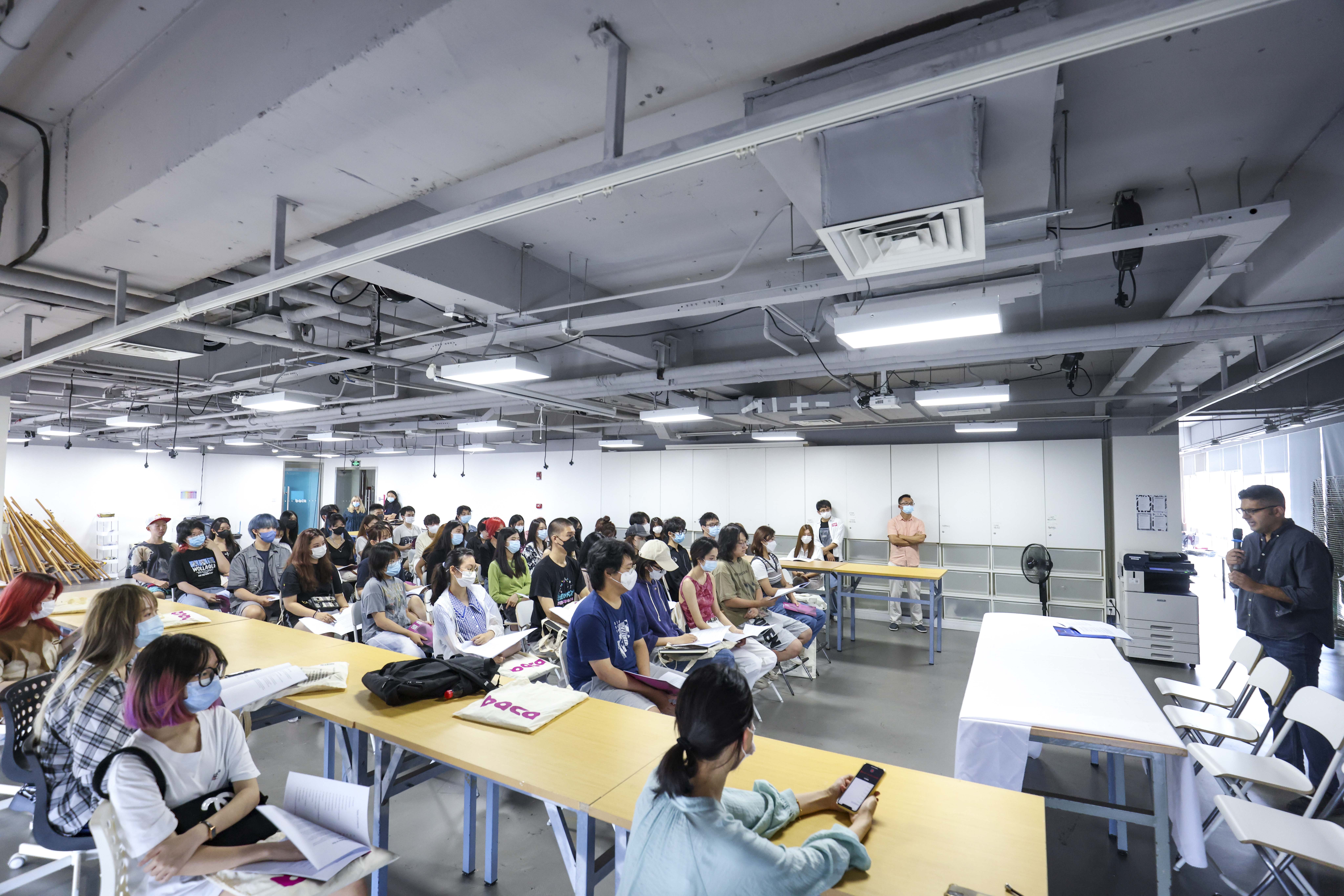 讲座现场学生面向讲台听讲的场景